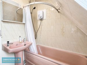 Annexe bathroom- click for photo gallery